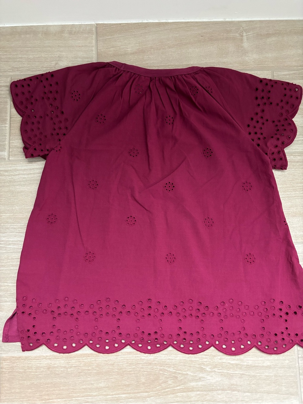 LC Lauren Conrad Size XS Petite Maroon Scalloped Eyelet Sleeve Tee